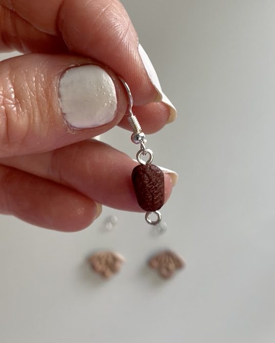 breloque en pate fimo attaché a un crochet de boucle d'oreille