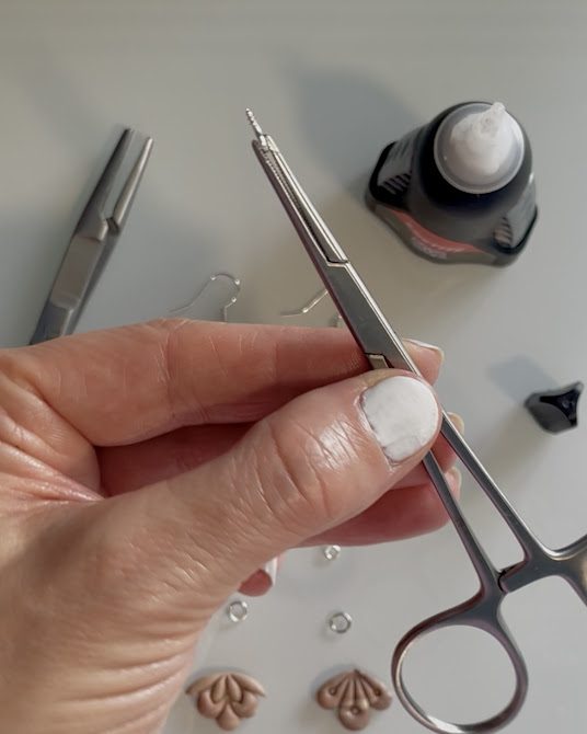 pince hémostatique pour visser le mini crochet sur la perle en polymère