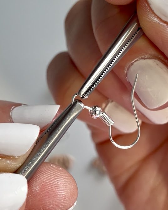 assemblage de breloque a un crochet de boucle d'oreille