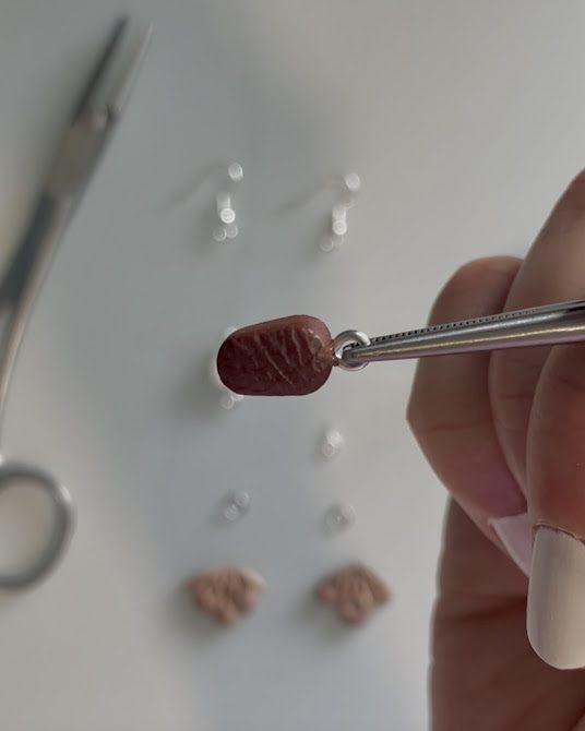 assembler un bijou en pate fimo avec un mini crochet à oeil à visser