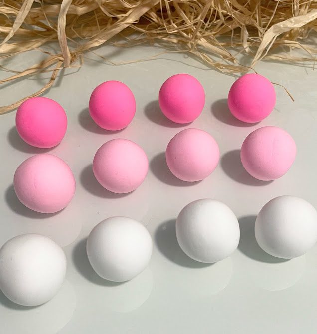 12 boule de foam clay parfaitement rondes et lisse. 4 roses vif, 4 rose pâle et 4 blanche