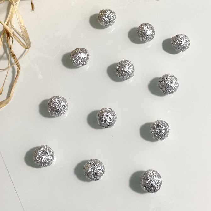 12 boules d'aluminium de même taille