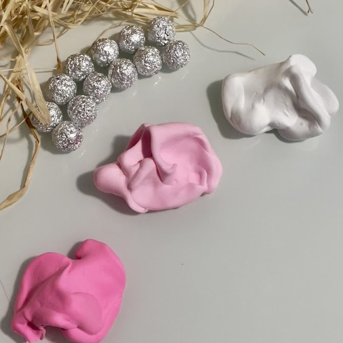 12 boules d'aluminium de même taille et trois morceaux de Foam Clay BOHS rose vif, rose pale et blanche