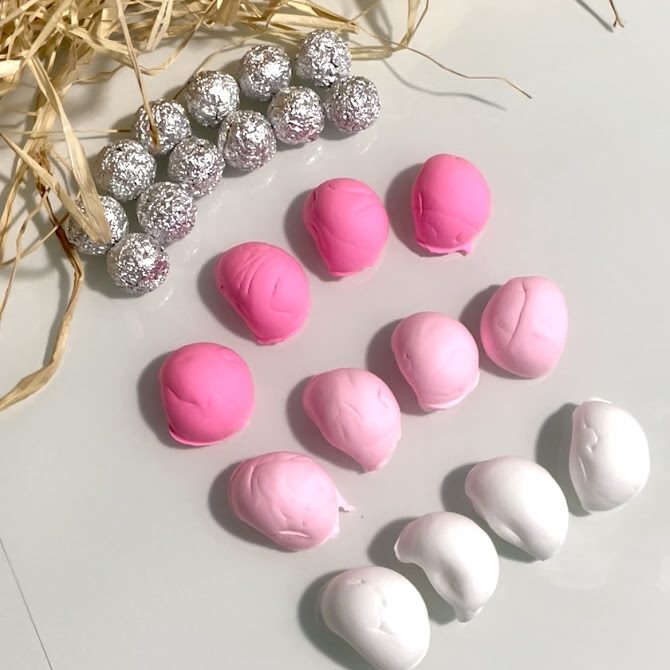12 boules d'alluminium de même taille et 12 morceaux de foam clay de même quantité