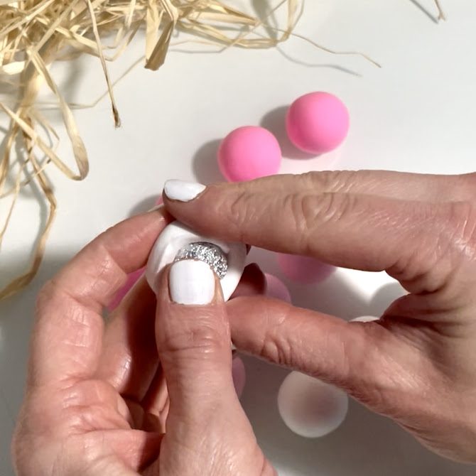 Enrobage de la foam clay autour de la boule d'aluminium