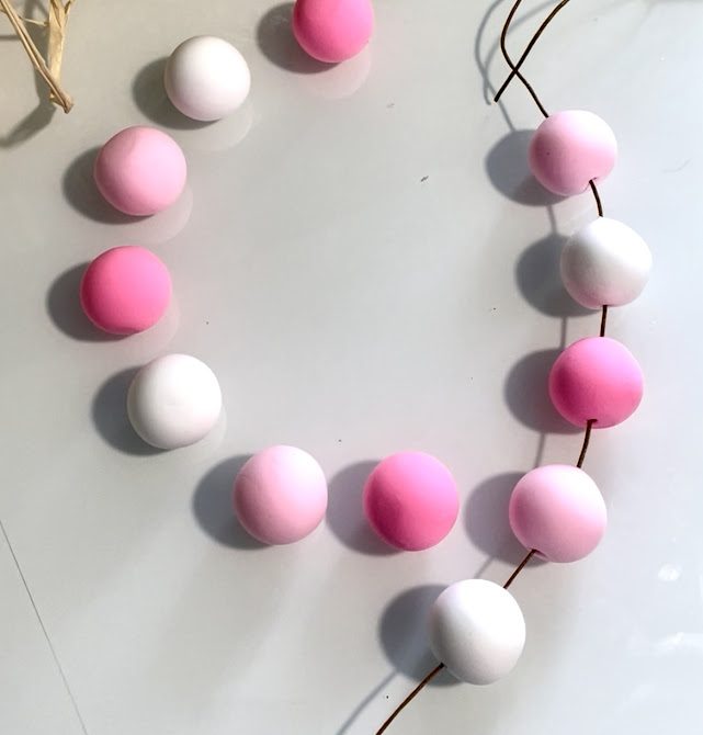 Guirlande de boules de foam clay à moitié montée
