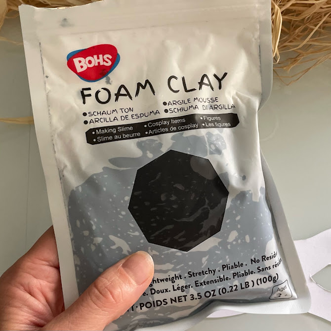 Sachet hermétique contenant de la BOHS foam clay noire, encore fermé.