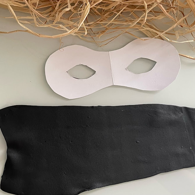 Gabarit en papier posé à côté d’une plaque de foam clay noire sur la table.