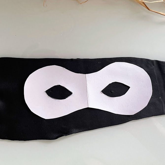 Gabarit de masque placé directement sur la plaque de foam clay noire.