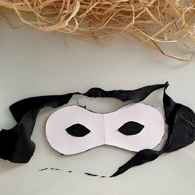 Contour du masque presque entièrement découpé dans la foam clay, le surplus encore visible autour.