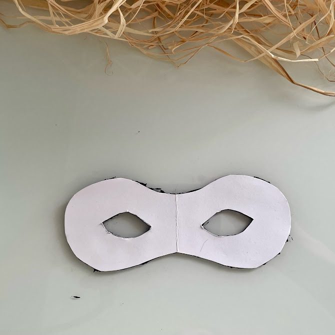 Masque découpé avec les trous pour les yeux, gabarit toujours en place, foam clay excédentaire retirée.