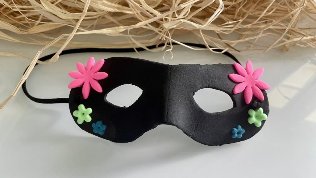 Masque de carnaval fait main en foam clay