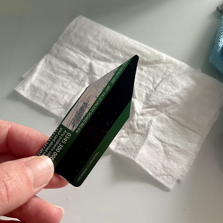 carte bancaire perimee, coupée en biseau