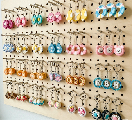 creations accrochées sur panneau perforé