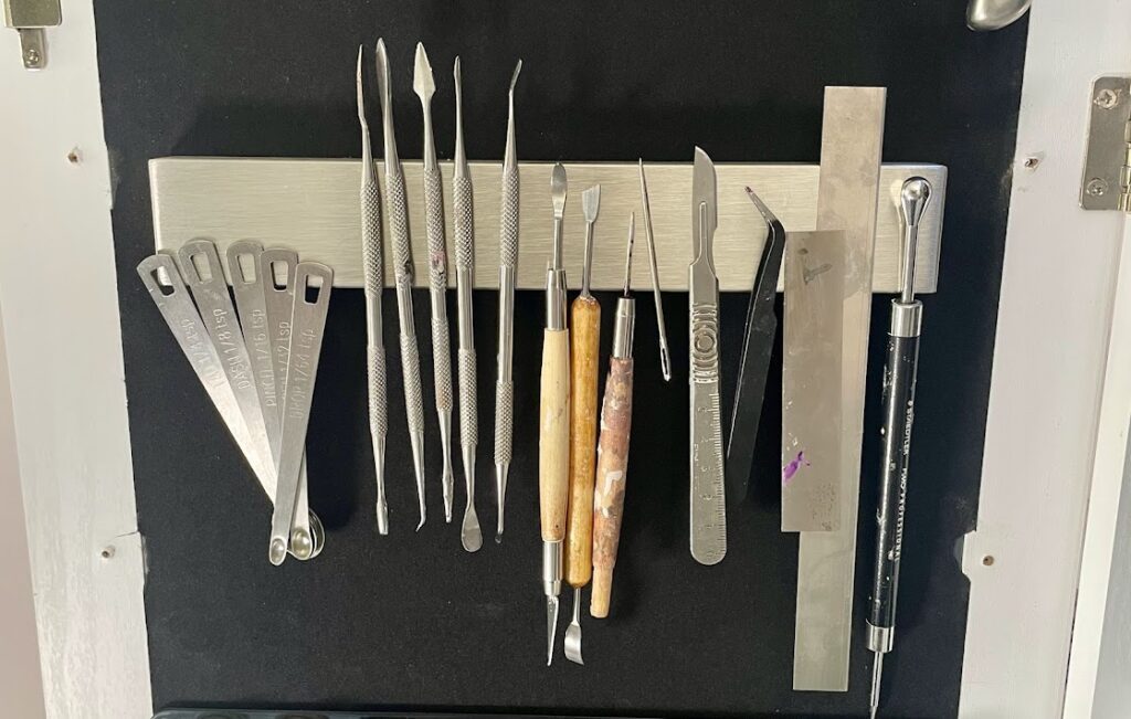 rangement outils de modelage en metal