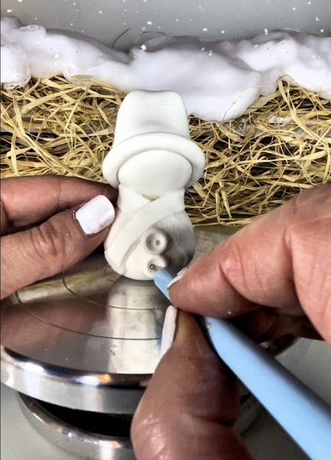 ajout des details du bonhomme de neige en argile